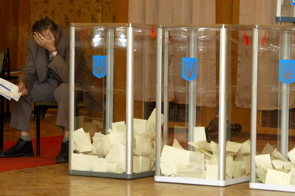 An observer rests before vote-counting in a polling station in Kyiv 21 November 2004. Illustrative photo. (Source: Getty Images)