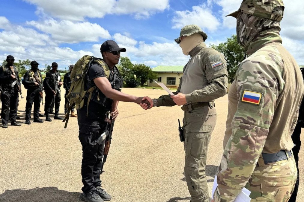A Russian Africa Corps instructor shakes hands with a Malagasy serviceman during military training in Madagascar. (Photo: Open source) A Russian Africa Corps instructor shakes hands with a Malagasy serviceman during military training in Madagascar. (Photo: Open source)