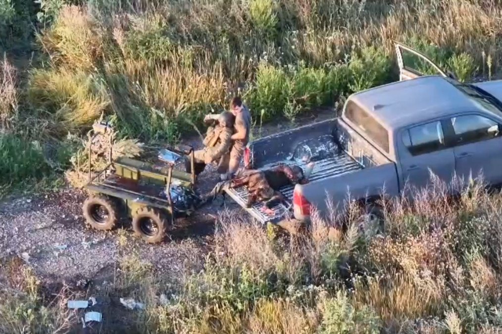 Commander of the 475th Assault Regiment “CODE 9.2” rescues two wounded Ukrainian soldiers, August 2026. (Source: Joint Forces Group) Commander of the 475th Assault Regiment “CODE 9.2” rescues two wounded Ukrainian soldiers, August 2026. (Source: Joint Forces Group)