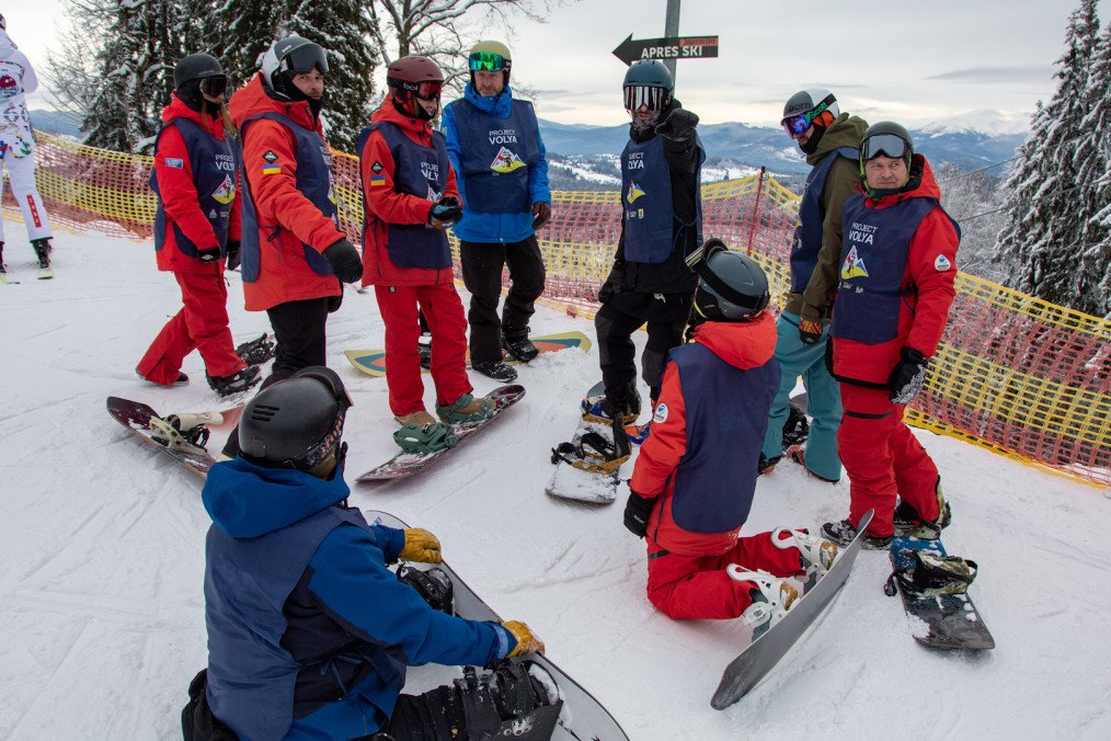 Members of the Armed Forces Para Snow Sports team (AFPST) train Ukrainian instructors as part of Project VOLYA. (Photo: Forces News)