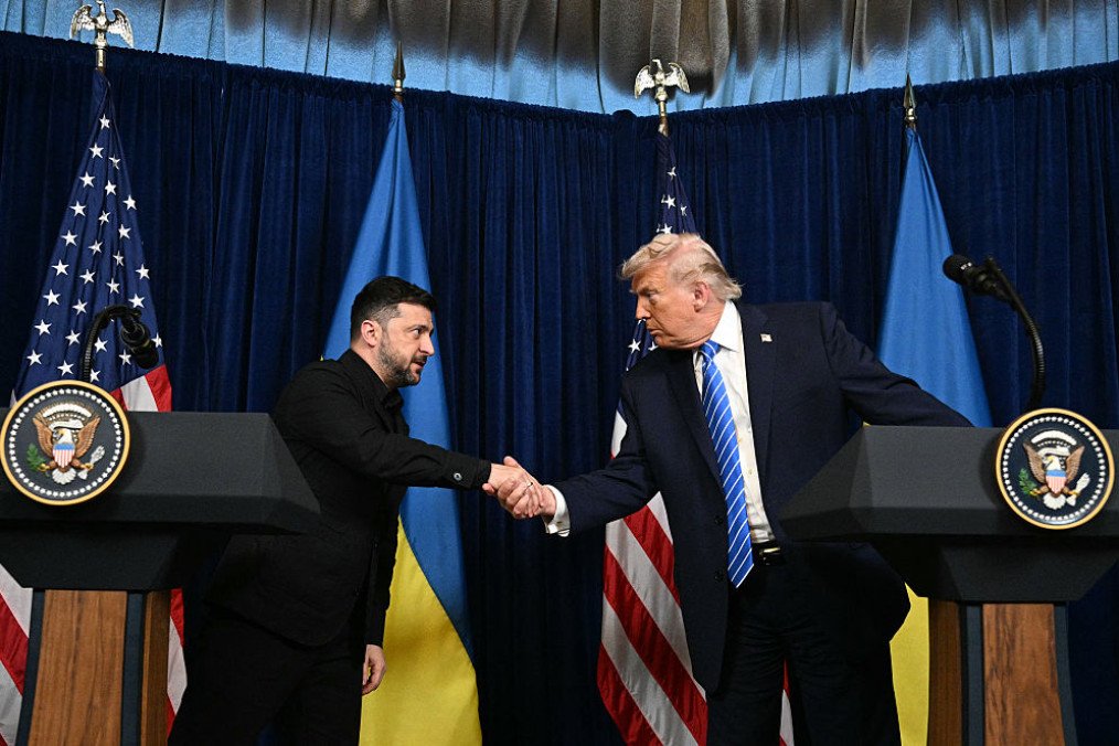 US President Donald Trump and Ukranian President Volodymyr Zelensky shake hands during a press conference following talks at Trump’s Mar-a-Lago residence in Palm Beach, Florida, on December 28, 2025. (Source: Getty Images)