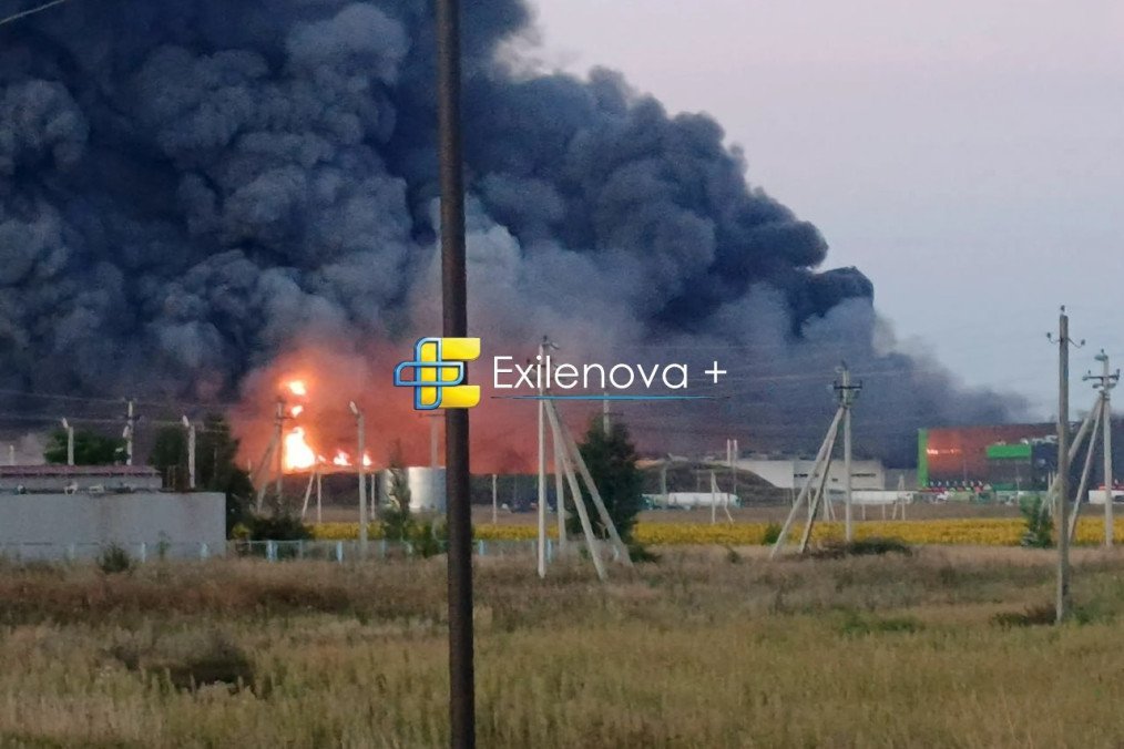 A fire burns at a Wildberries logistics center in Russia’s Tambov region following a reported Ukrainian drone strike on August 26, 2026. (Source: Exilenova+)