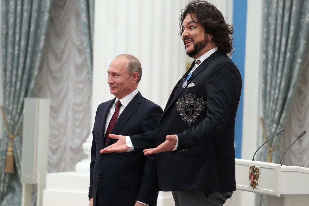 Russian leader Vladimir Putin poses with Russian pop singer Philip Kirkorov during a state awards ceremony at the Kremlin in Moscow on November 15, 2017. Illustrative photo. (Source: Getty Images)