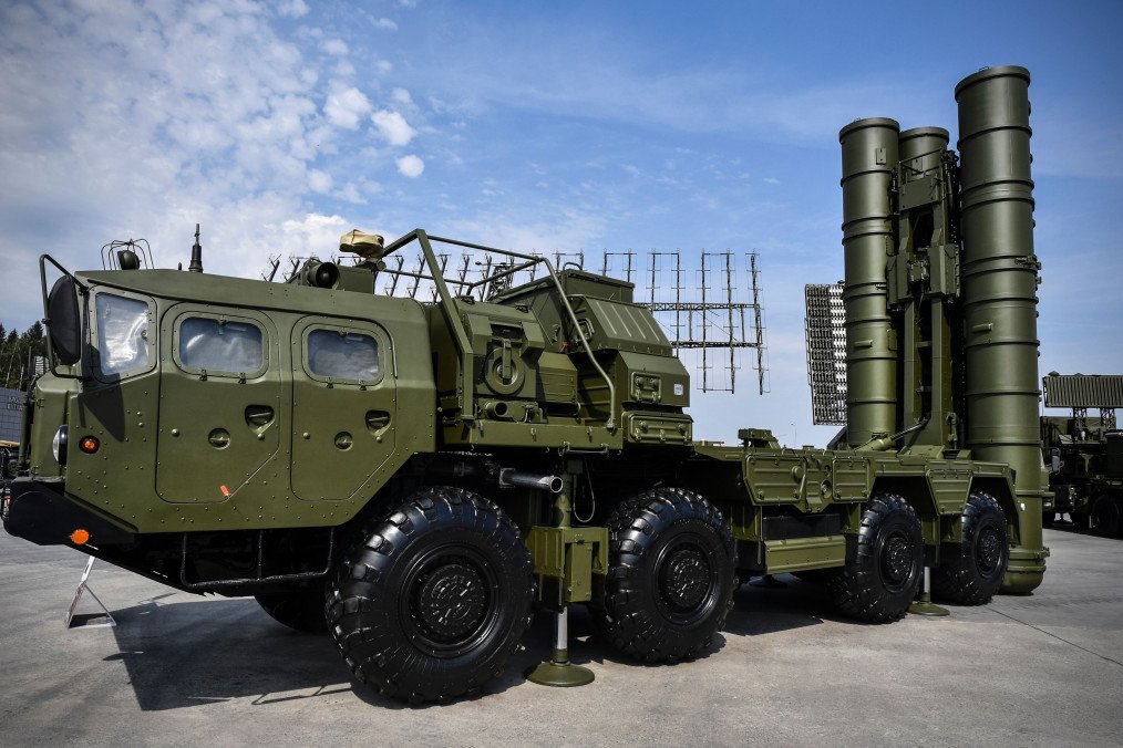 Russian S-400 anti-aircraft missile launching system is displayed at the exposition field in Kubinka Patriot Park outside Moscow on August 22, 2017. Illustrative photo. (Source: Getty Images)
