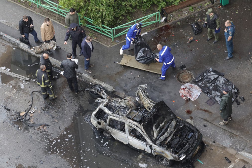 Mass Vehicle Searches Begin Across Moscow After Probable Assassination of Defense Ministry Official Russian law enforcement officers work next to a destroyed car in the courtyard of a residential building following a blast in Balashikha, Moscow region. (Source: Getty Images)