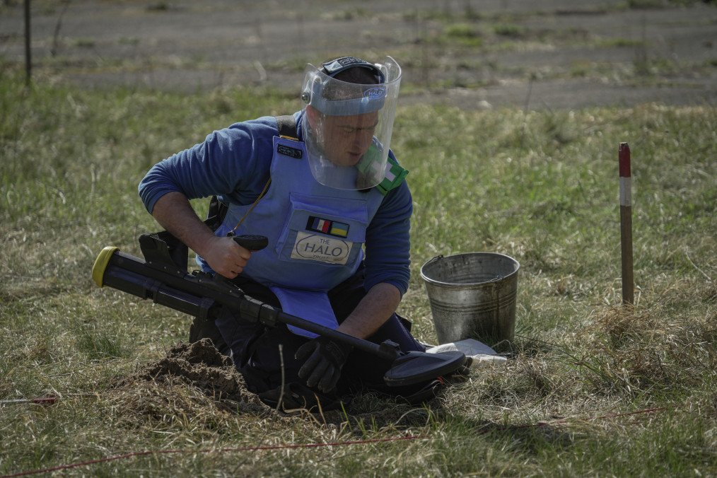 Ukraine, Italy, and UNDP Sign $1.6M Deal to Boost Humanitarian Demining Efforts Ukraine, Italy, and UNDP Sign $1.6M Deal to Boost Humanitarian Demining Efforts