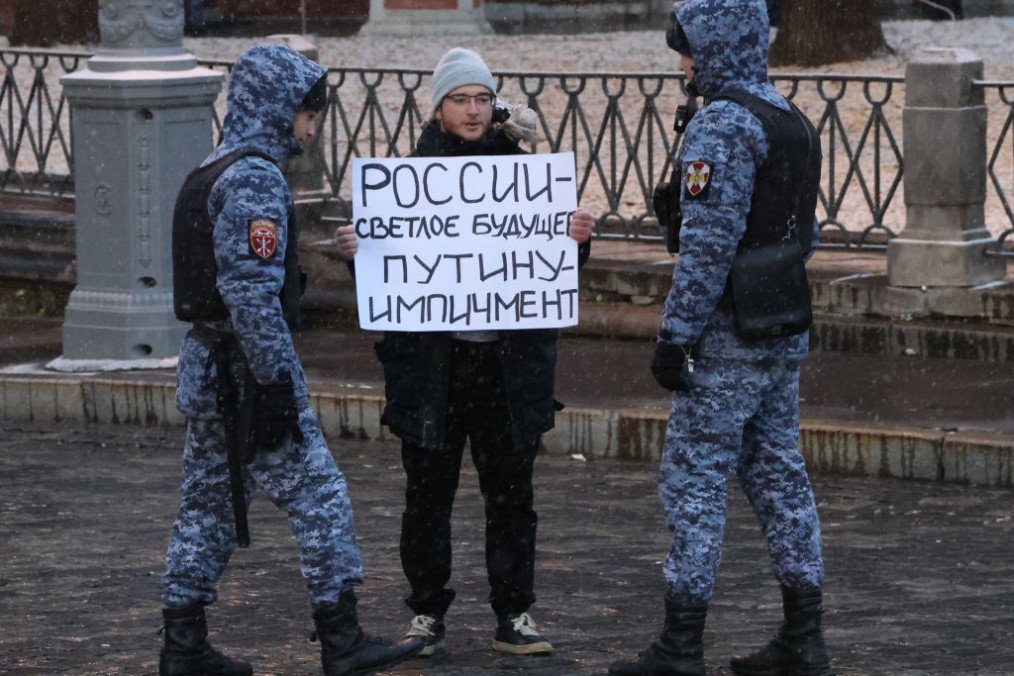 Denis, a protester from Vidnoye, Moscow Oblast carries a placard that reads “Bright future for Russia, Impeachment for Putin” during his individual protest at Red Square, on November 15, 2022 in Moscow, Russia. (Source: Getty Images)