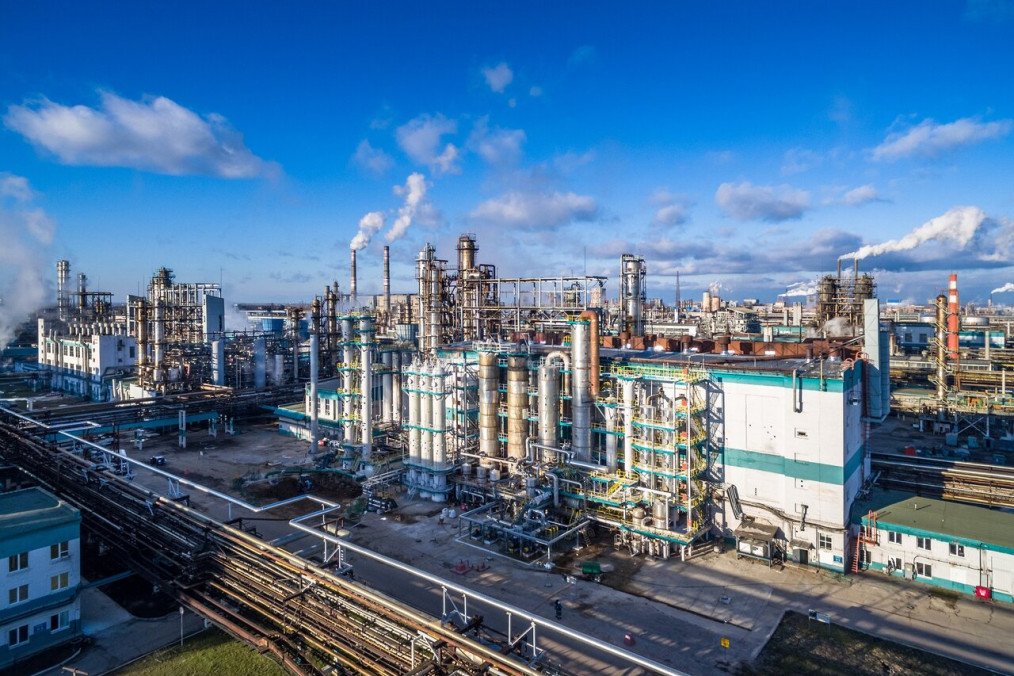 A daytime view of the sprawling Tolyattikauchuk chemical plant in the Samara region. (Source: Russian media)