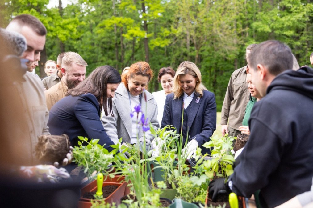 Olena Zelenska Unveils Therapeutic Garden Project for War Veterans in Kyiv Olena Zelenska Unveils Therapeutic Garden Project for War Veterans in Kyiv