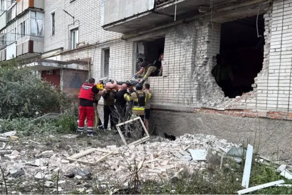 Rescue workers evacuate a resident from a residential building damaged by a Russian drone strike on Konotop, Sumy region, on June 11. (Source: KONOTOP TODAY) Rescue workers evacuate a resident from a residential building damaged by a Russian drone strike on Konotop, Sumy region, on June 11. (Source: KONOTOP TODAY)