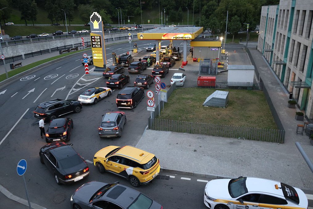 Cars queue at a gas station operated by Rosneft, a state-controlled Russian oil company, on June 27, 2026, in Moscow, Russia. (Source: Getty Images)