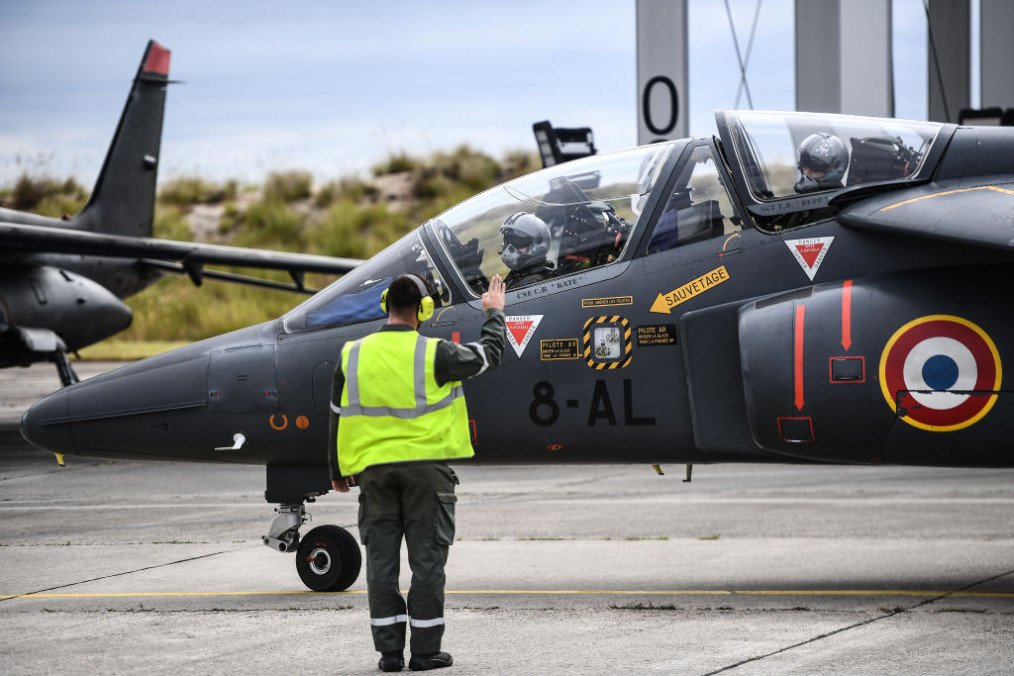 First Group of Ukrainian Pilots Completes Alpha Jet Training in France