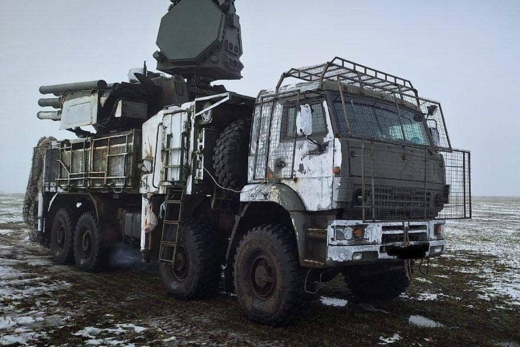 Sistema de defensa aérea “Pantsir-S1” del ejército ruso con blindaje de listones anti-FPV operando en Ucrania, marzo de 2024. (Foto: fuente abierta)