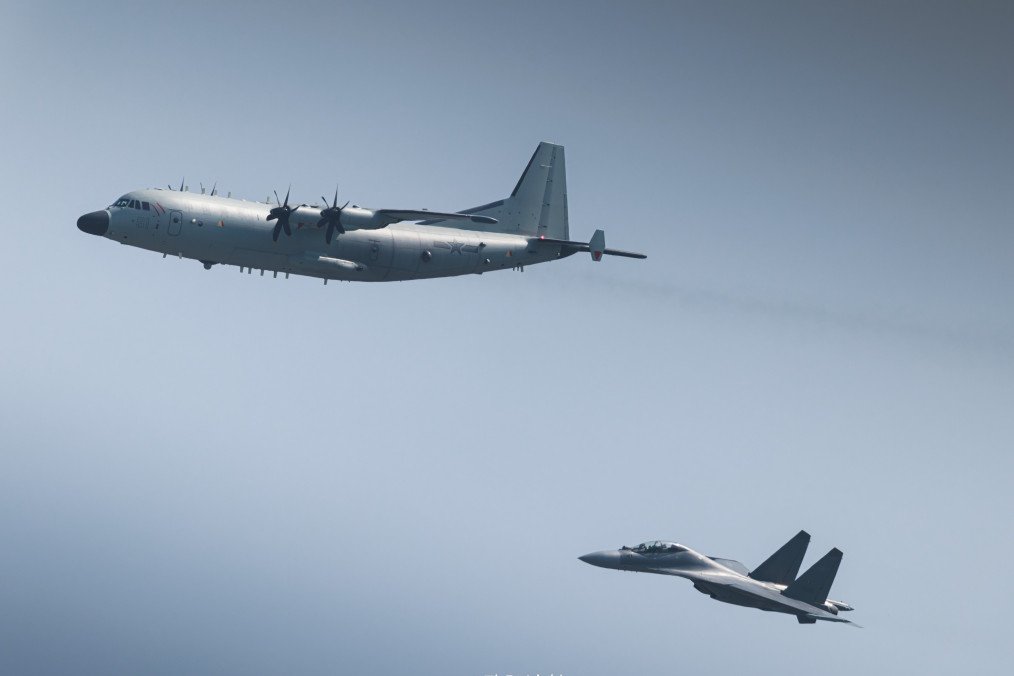 Chinese Y-9FQ patrol aircraft escorted by J-16 fighter jet. (Source: @欧阳潼舢/Weibo)
