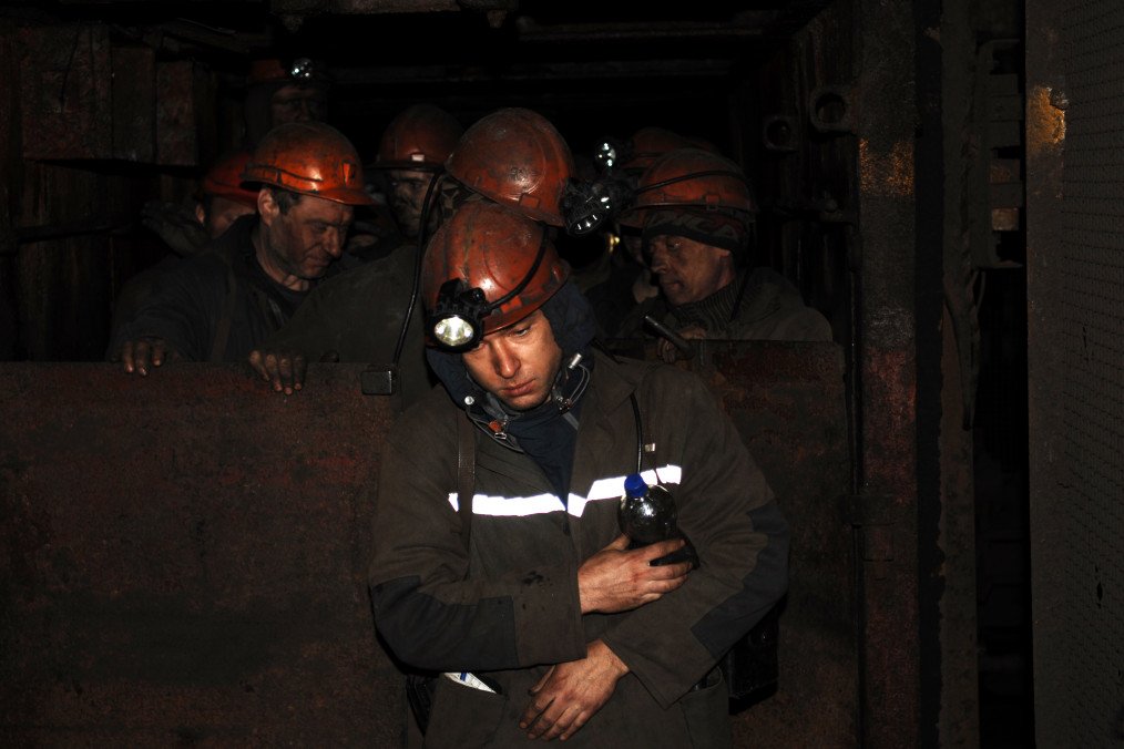 Coal miners are seen returning from their shift at he State owned Kalinin Coal Mine is situated in Donetsk. Illustrative photo. (Source: Getty Images)