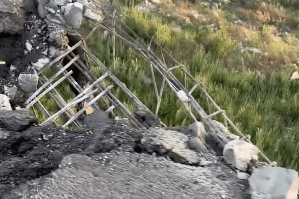 Agujeros en la estructura y restos de asfalto dañado en el puente de Chonhar tras el impacto de drones ucranianos.