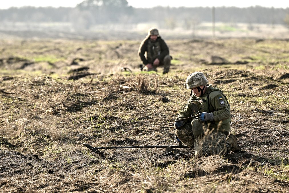 Sappers from the 808th Pontoon-Bridge Brigade of the Ukrainian Support Forces. (Source: Getty Images)