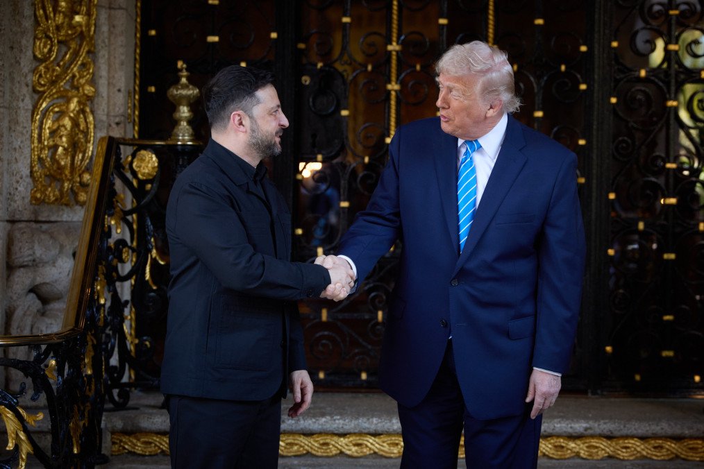 US President Donald Trump welcomes Ukrainian President Volodymyr Zelenskyy at his Mar-a-Lago residence in Florida on December 28, 2025, ahead of a closed-door meeting and lunch. (Source: Getty Images)