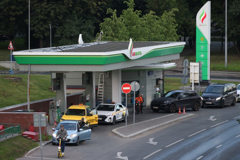 Gasoline Disappears From All Filling Stations in Russia's Novorossiysk Amid Fuel Shortages Cars queue at a gas station operated by the Russian company Tatneft, on June 26, 2026, in Moscow, Russia. Illustrative photo. (Source: Getty Images)