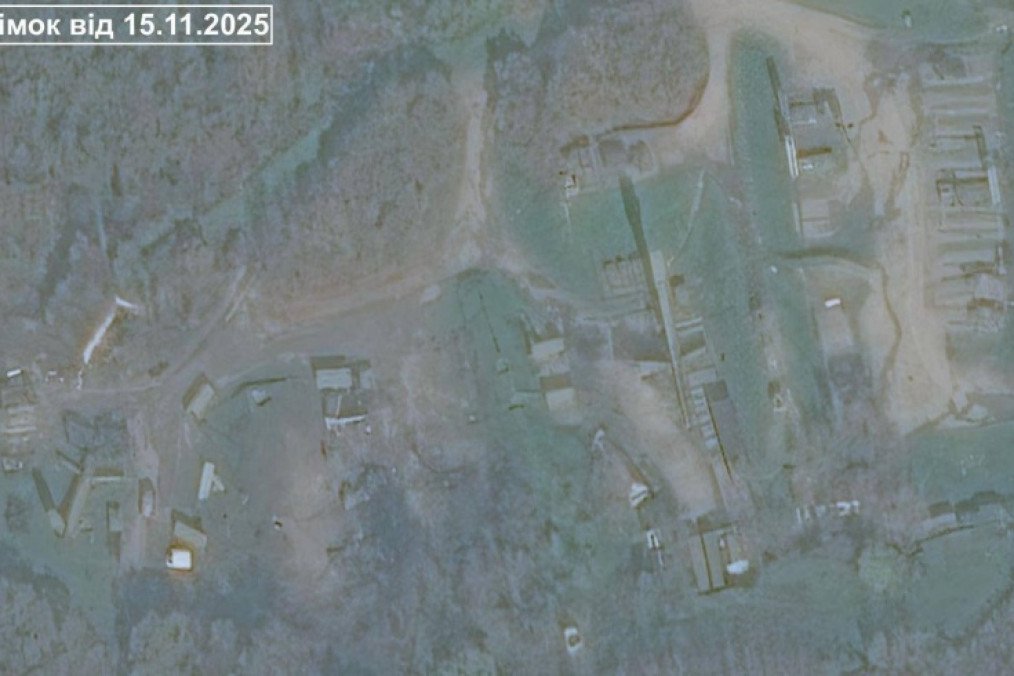 Imágenes satelitales del 15 de noviembre de 2025 muestran las consecuencias del ataque contra la posición rusa de sistemas S-400 cerca de Novorossiysk, con múltiples sitios de lanzamiento visiblemente dañados. (Fuente: RBC-Ucrania) ultimas noticias de la guerra en ucrania guerra ucrania en directo drone drones ucrania news ukraine newspapers guerra en ucrania hoy ucrania últimas noticias