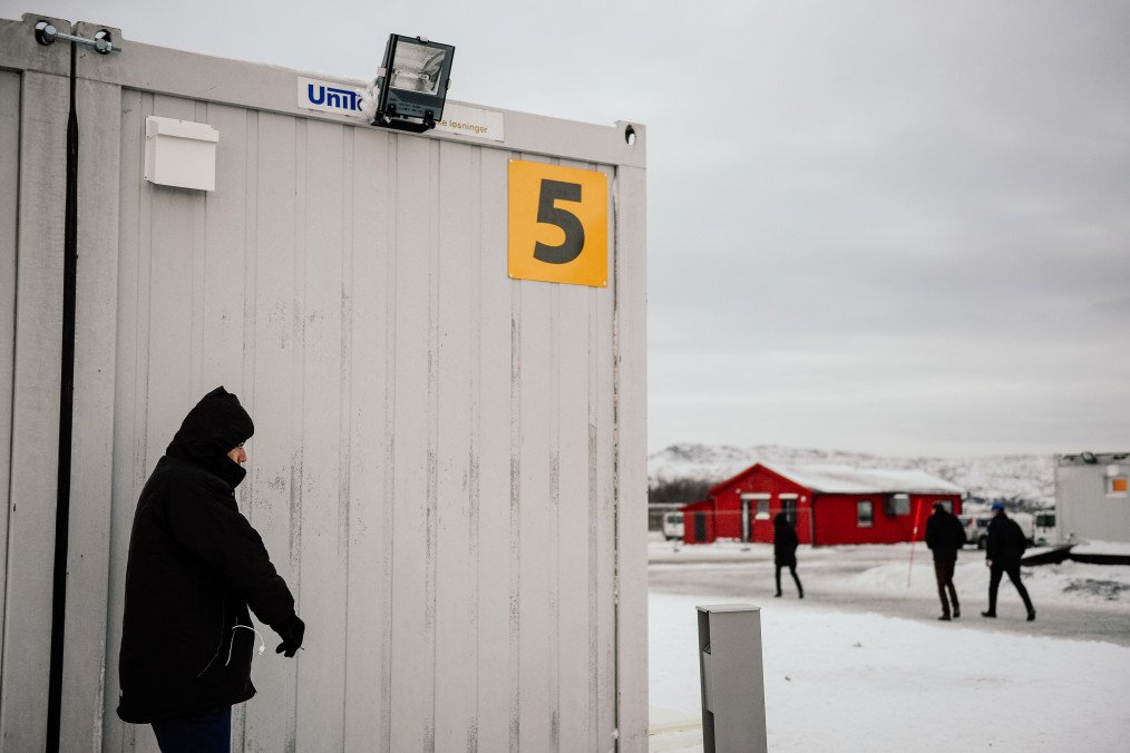A man smokes a cigarette outside the sleeping facilities at the arrival centre for near the town on Kirkenes in northern Norway close to the border with Russia on November 11, 2015. Illustrative photo. (Source: Getty Images)