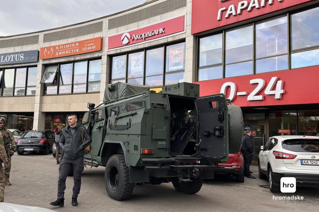 Vehículo blindado táctico desplegado frente al supermercado Velmart durante la operación policial tras el ataque terrorista en Kyiv.