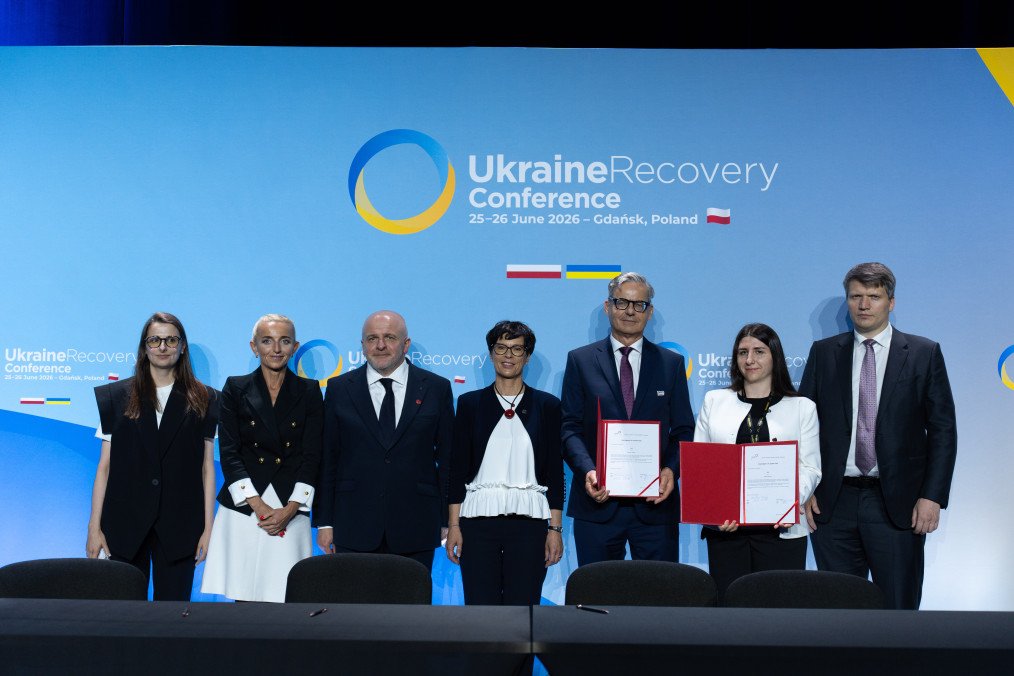 Representatives of SkyFall and Poland's Bank Gospodarstwa Krajowego (BGK) pose after signing a memorandum of understanding during the Ukraine Recovery Conference 2026 in Gdańsk, Poland. (Source: SkyFall)