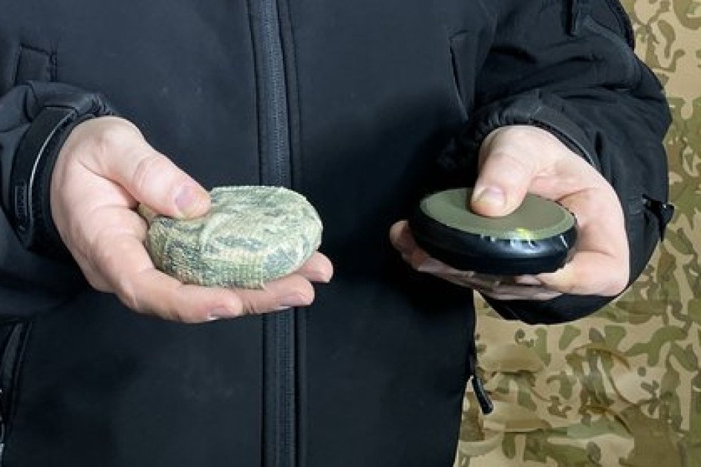 Volodymyr Perepelytsia, head of the explosive ordnance disposal department of the National Police in Kherson region, displays the “Pryanyk” mines being used by Russian forces for remote mining operations in Kherson. (Source: Suspilne)