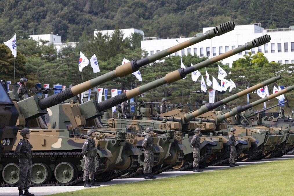 Two K9 self-propelled howitzers and two K2 Black Panther tanks are on display in Gyeryong, South Chungcheong Province, South Korea, on September 29, 2025. Illustrative photo. (Source: Getty Images)