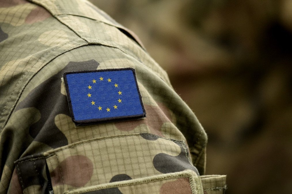 ejército europeo uniforme militar bandera Unión Europea defensa Europa España OTAN seguridad europea fuerzas armadas UE integración militar Europa crisis seguridad Europa abril 2026