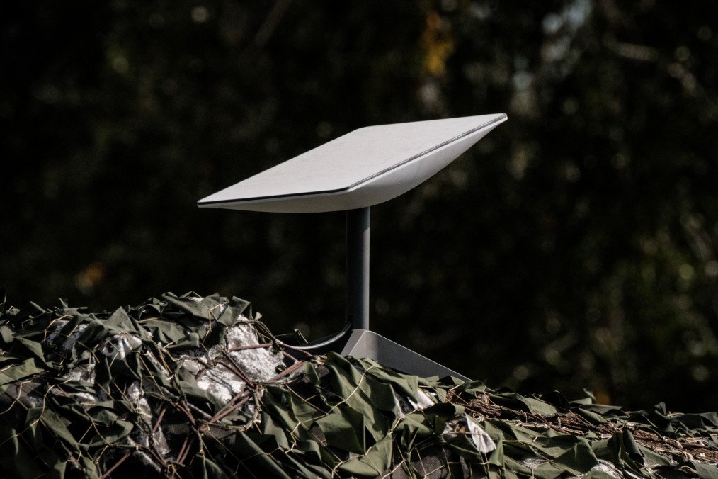 Antenna of the Starlink satellite-based broadband system in Izyum, Kharkiv region, amid the Russian invasion of Ukraine. Illustrative photo. (Source: Getty Images)