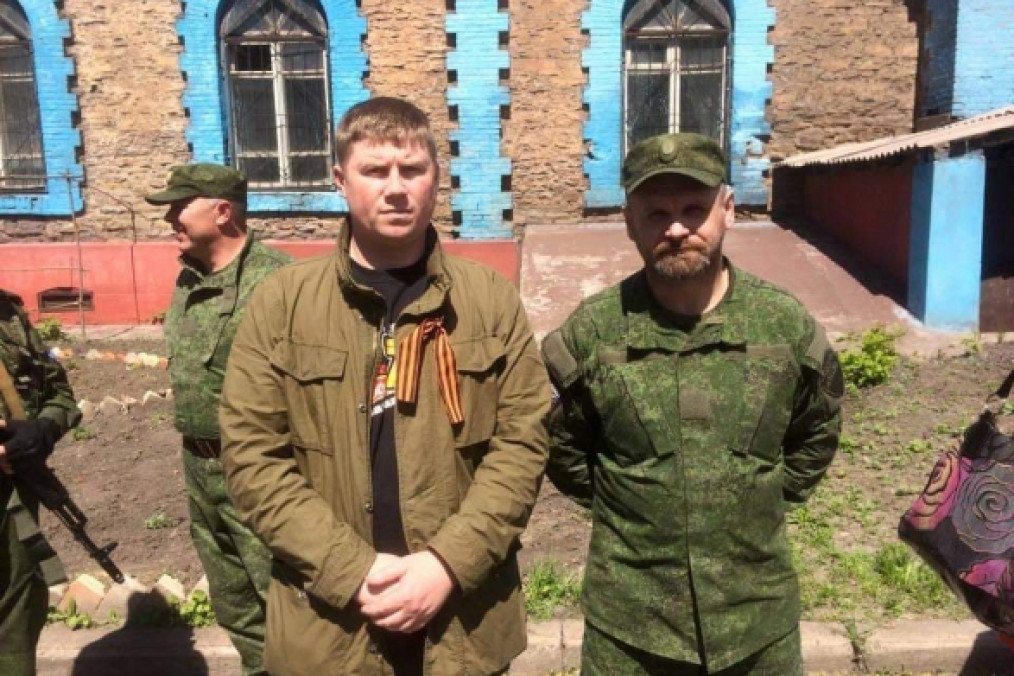 Eddie Dempsey, general secretary of the UK’s RMT union (left), during his trip to Russian-occupied parts of Ukraine in 2015. (Photo: open source)