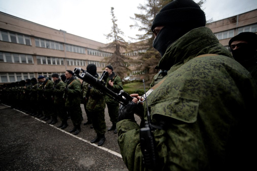 Russian forces stand before their swearing-in ceremony in the Republican military enlistment complex in Simferopol on March 10, 2014. Illustrative photo. (Source: Getty Images)