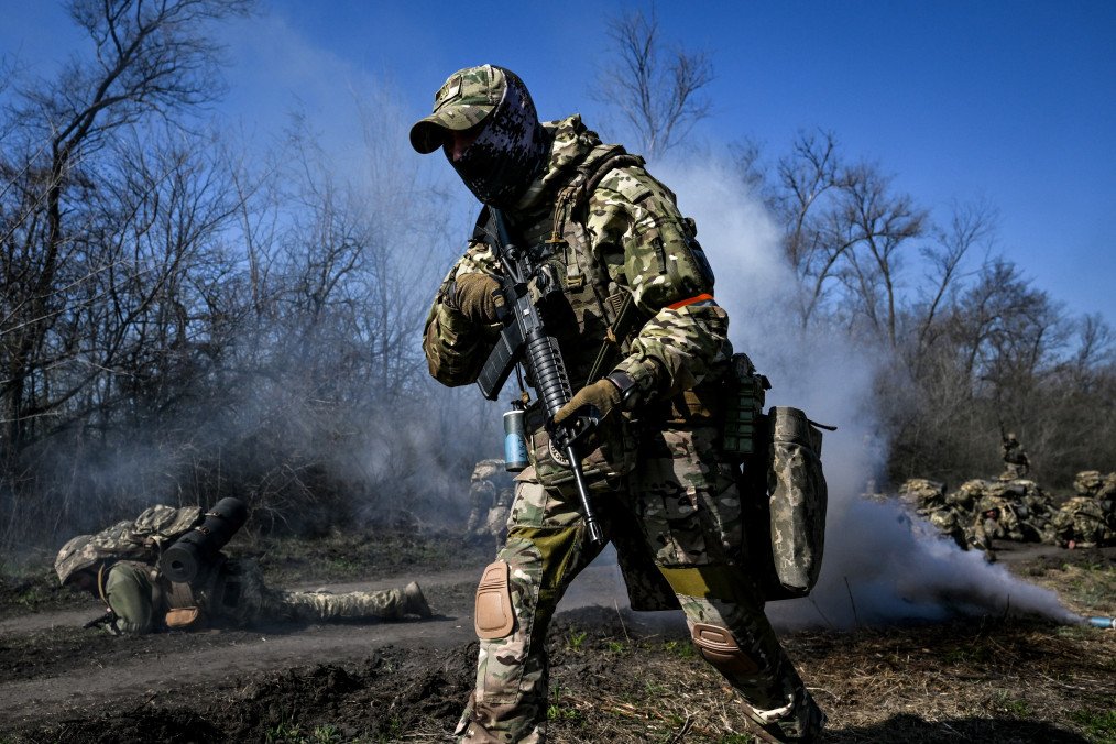 A soldier carries a rifle on Day Zero of Basic Military Training at the 118th Separate Mechanised Brigade of the Ukrainian Armed Forces on April 5, 2026. Illustrative photo. (Source: Getty Images)