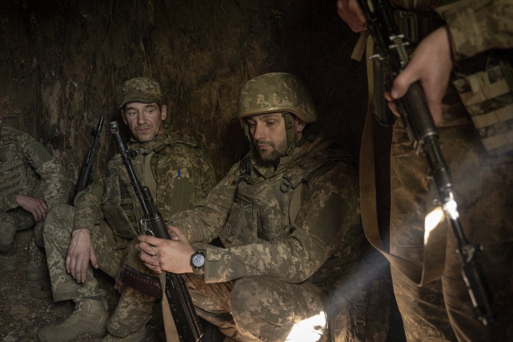 Soldados de la 66.ª Brigada Mecanizada Independiente se protegen de un dron enemigo en una trinchera el 25 de octubre de 2025 en la región de Donetsk, Ucrania. Foto ilustrativa. (Fuente: Getty Images)