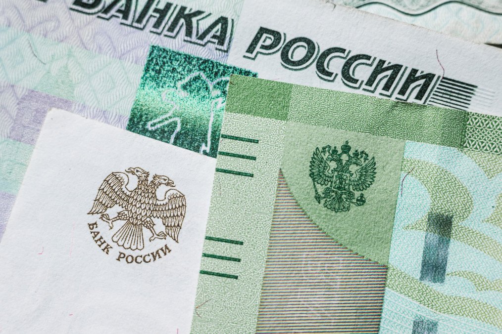 Russians Pull Billions From Bank Deposits in First Major Cash Outflow Since 2022 Russian roubles, the official currency of the Russian Federation, lie on a table. Illustrative image. (Source: Getty Images)