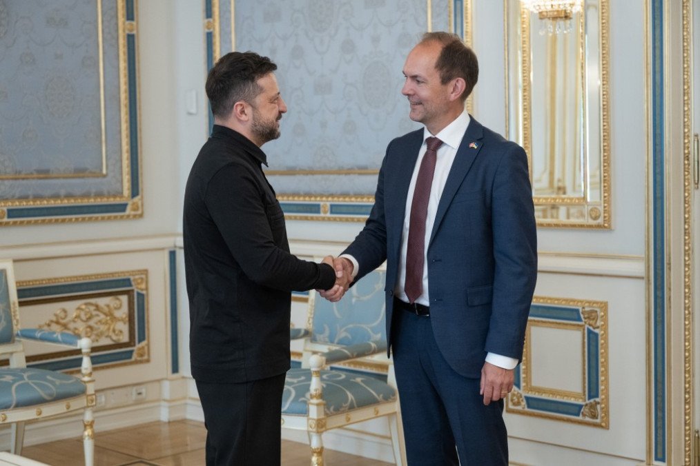 Ukrainian President Volodymyr Zelenskyy met with Danish Defense Minister Jeppe Bruus. (Source: Getty Images)