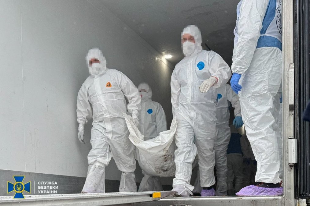 Ukrainian forensic teams transfer repatriated remains during a return operation on May 16, 2026. (Source: Security Service of Ukraine)