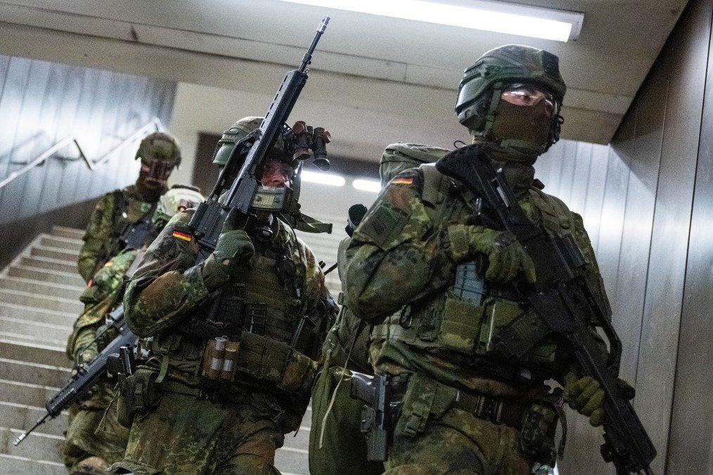 Bundeswehr soldiers conduct night-time counterattack training at Berlin’s Jungfernheide station during Operation "Bollwerk Bärlin," simulating a subway assault with mass casualties. (Source: Getty Images)