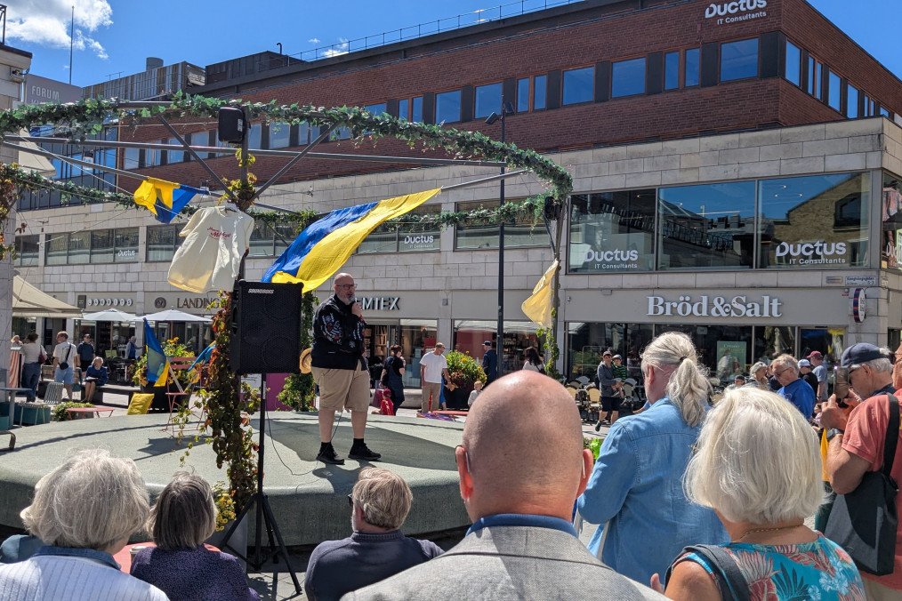 Swedish Citizens Campaign Against Global Brands Supporting Russia's War Economy Security policy analyst and author Patrik Oksanen addresses participants at the 14th Måndagsrörelsen rally in Uppsala, Sweden, to discuss resilient support for Ukraine and corporate accountability. (Photo: Oleksandr Denysenko)