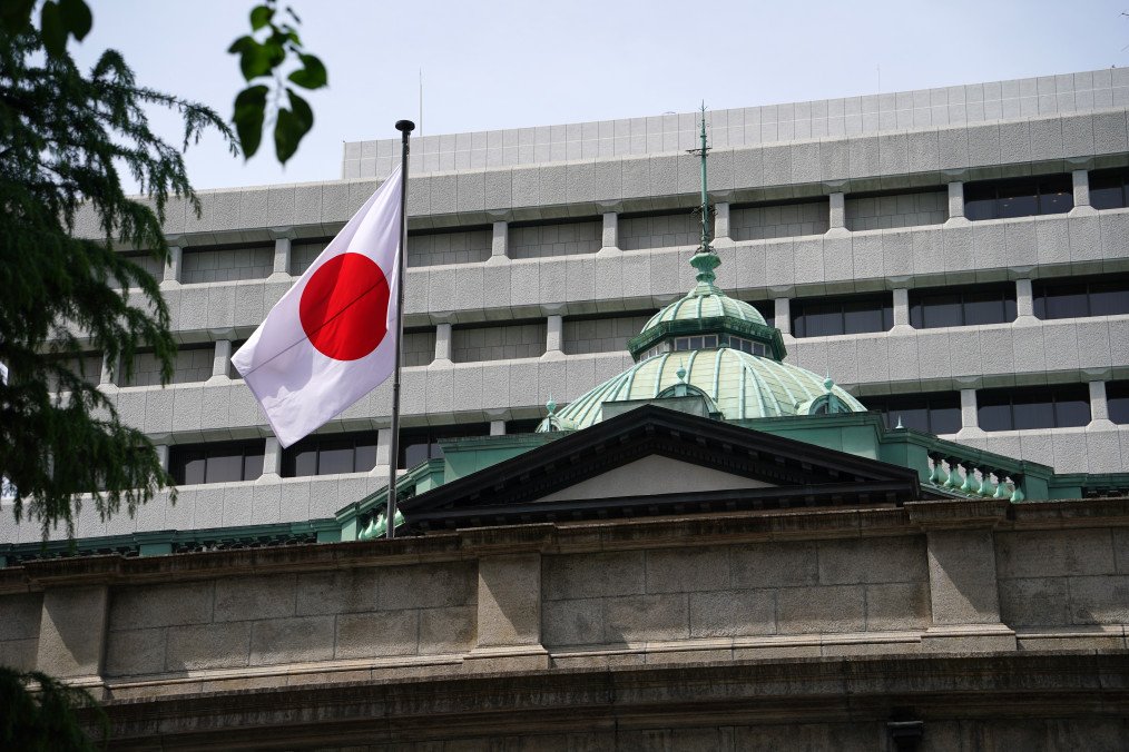 A Japanese flag flies outside the Bank of Japan in Tokyo. (Source: Getty Images)