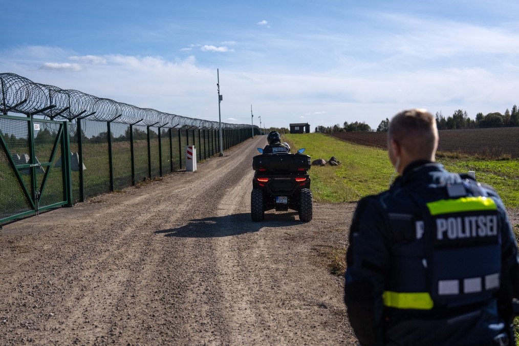 Guardias fronterizos estonios patrullan cerca de la valla de alambre de púas a lo largo de la frontera rusa en medio de crecientes tensiones tras las violaciones del espacio aéreo ruso. (Fuente: Getty Images)