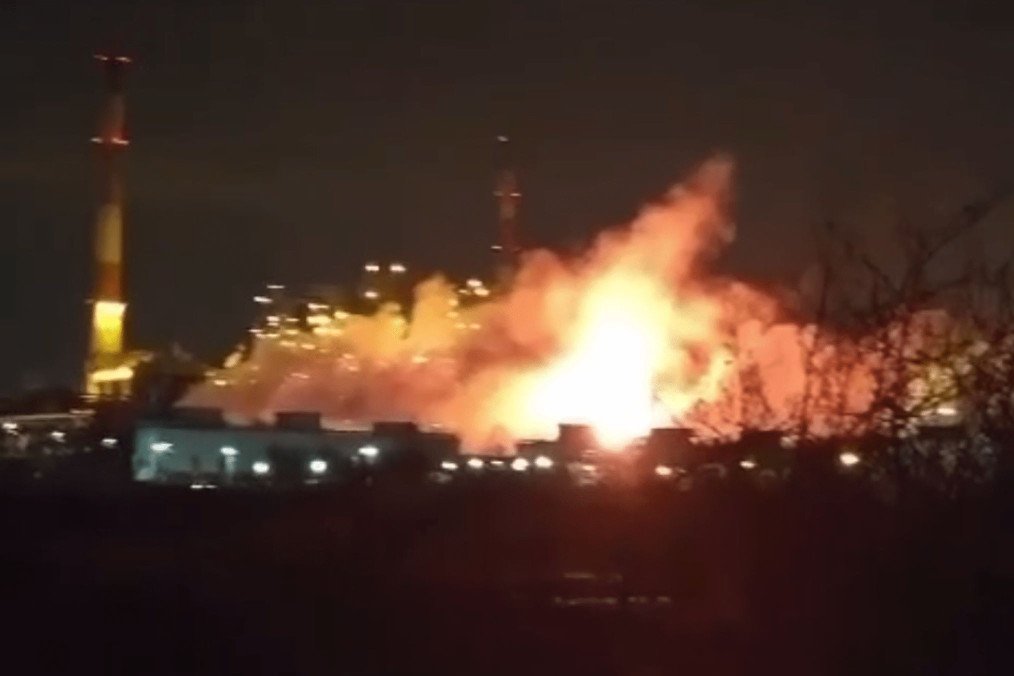 Fire engulfs the Saratov oil refinery following a Ukrainian drone strike, March 21, 2026. (Source: Exilenova+)