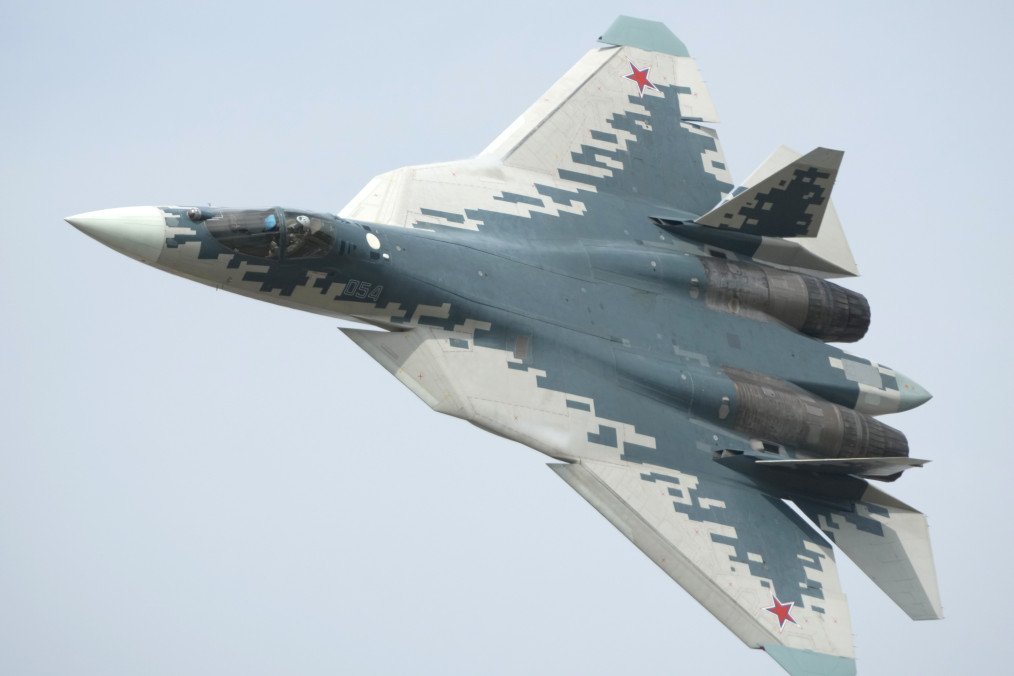 El avión de combate ruso Sukhoi Su-57 realiza un entrenamiento de adaptación para el Airshow China 2024, el 9 de noviembre de 2024, en Zhuhai, provincia de Guangdong, China. (Fuente: Getty Images)