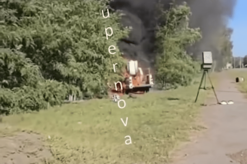 Un sistema ruso de guerra electrónica arde tras el ataque de un dron FPV ucraniano en la región de Belgorod. (Fuente: Supernova+)