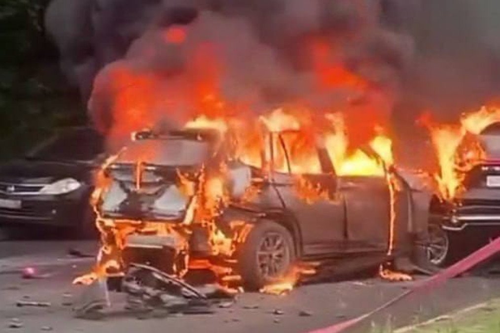 Cordón policial del Comité de Investigación de Rusia alrededor de los restos calcinados de un vehículo BMW X3 en una zona residencial de Balashikha, Moscú