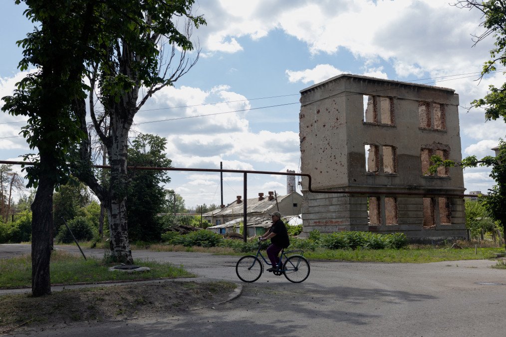Russian Troops Deliberately Shoot Civilian Cyclist in Donetsk Village Russian Troops Deliberately Shoot Civilian Cyclist in Donetsk Village