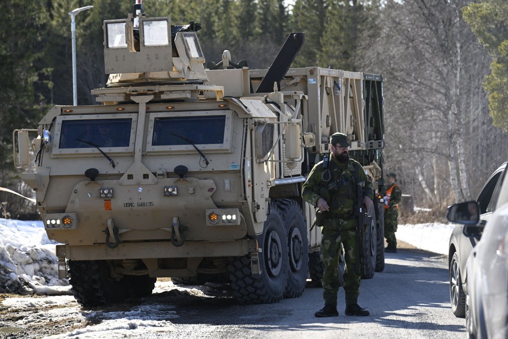 Sweden Launches Major Air Defense Upgrade With $1.6 Billion Shaped by Lessons From War in Ukraine Swedish troops and members of the US Marine Corps are seen during the start of the defense exercise Aurora 23 near Ostersund on April 17, 2023 . Illustrative photo. (Source: Getty Images)