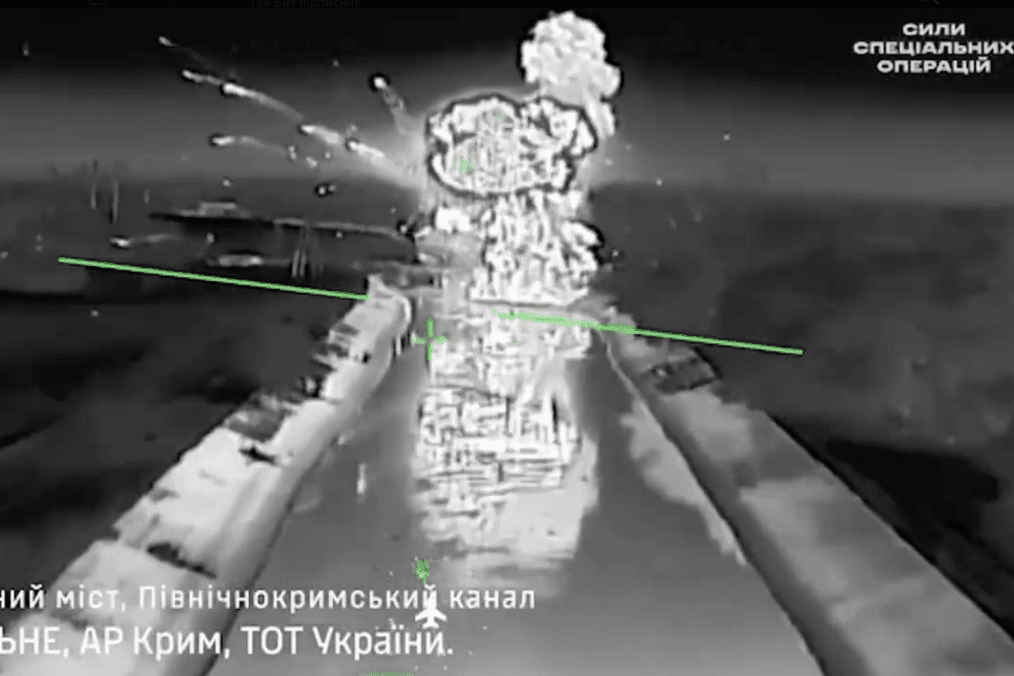 Thermal drone footage captures a precise strike on a strategic railway bridge over the North Crimean Canal near Rozdolne in temporarily occupied Crimea. (Source: Ukraine’s Special Operations Forces)