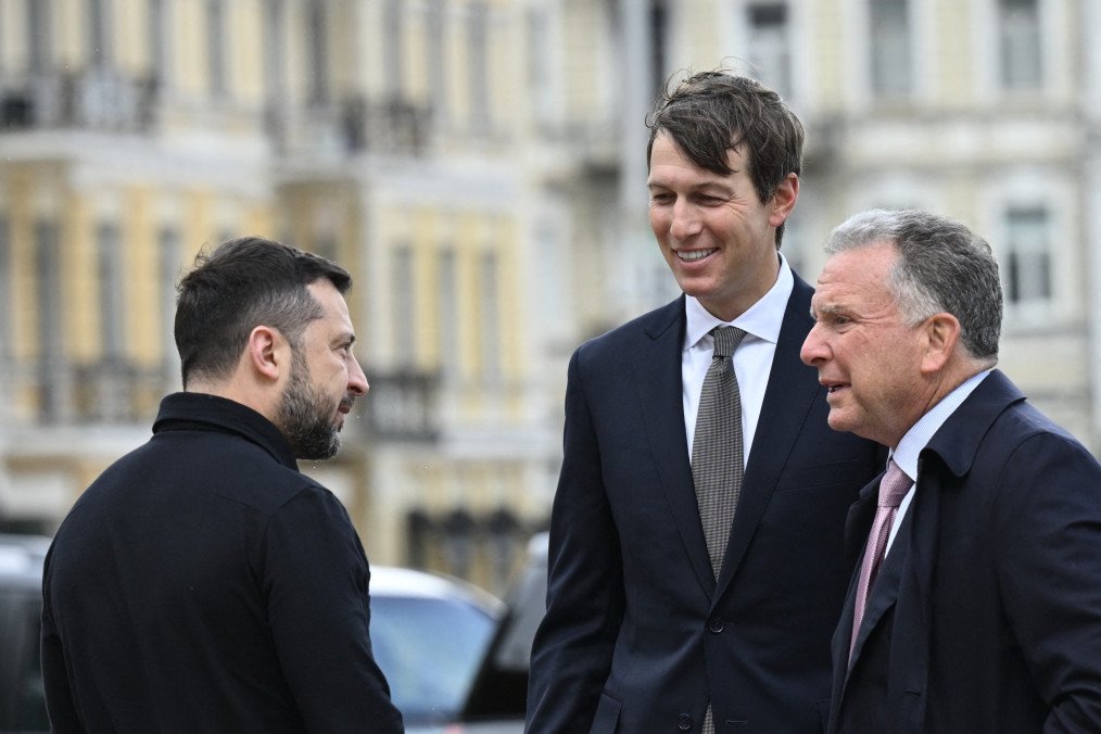 Ukrainian President Volodymyr Zelenskyy welcomes US envoys Steve Witkoff and Jared Kushner in Kyiv on September 6, 2026. (Source: Getty Images)